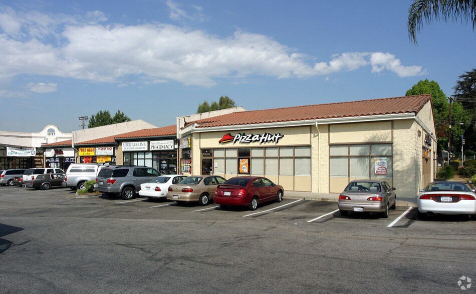 More Photos Of 12737 Glenoaks Blvd, Sylmar Storefront For Lease