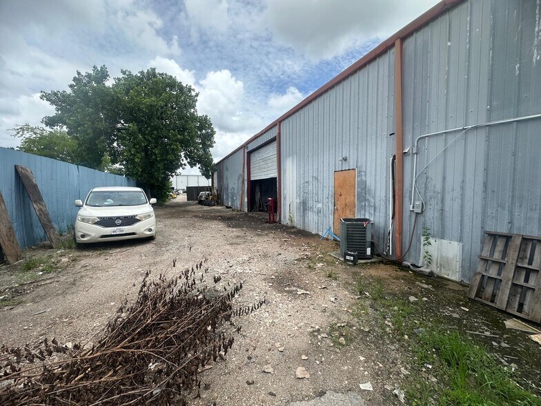More Photos Of 5454 N Shepherd Dr, Houston Auto Salvage Facility For Lease