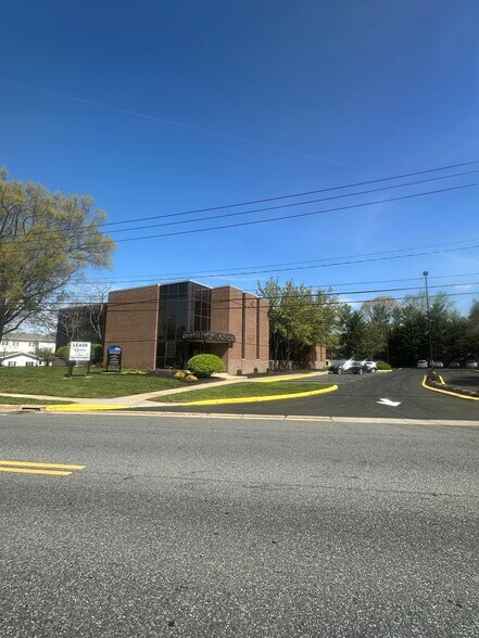 More Photos Of 800 Barksdale Rd, Newark Medical For Lease