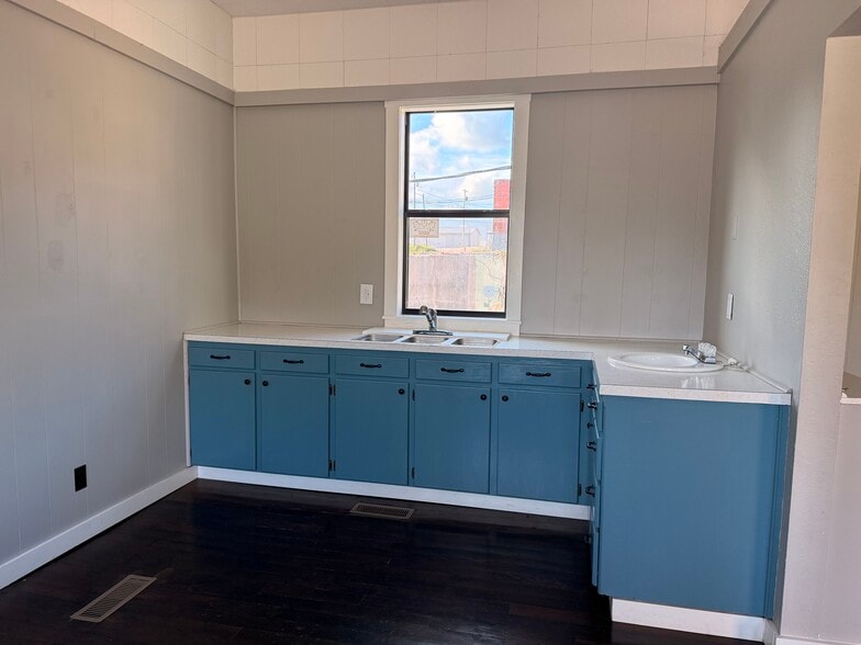 More Photos Of 117 60 Highway, Granby Service For Lease