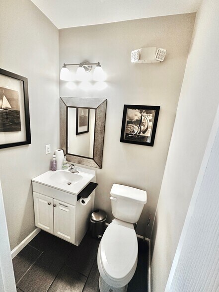 More Photos Of 104 E Pine St, Georgetown Office Residential For Lease