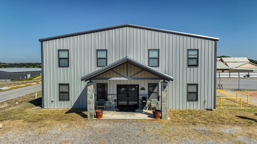 More Photos Of 125 Winners Cir, Weatherford Showroom For Sale