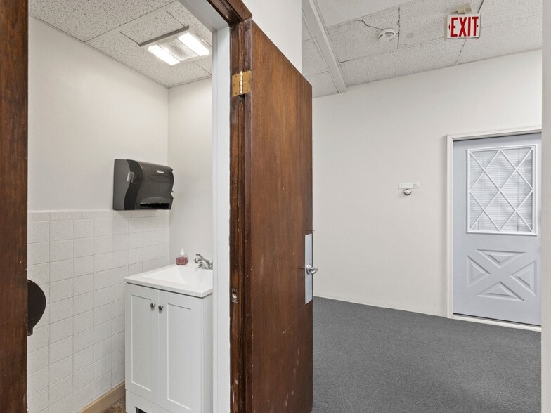 More Photos Of 416 Main St, Wakefield Office For Sale