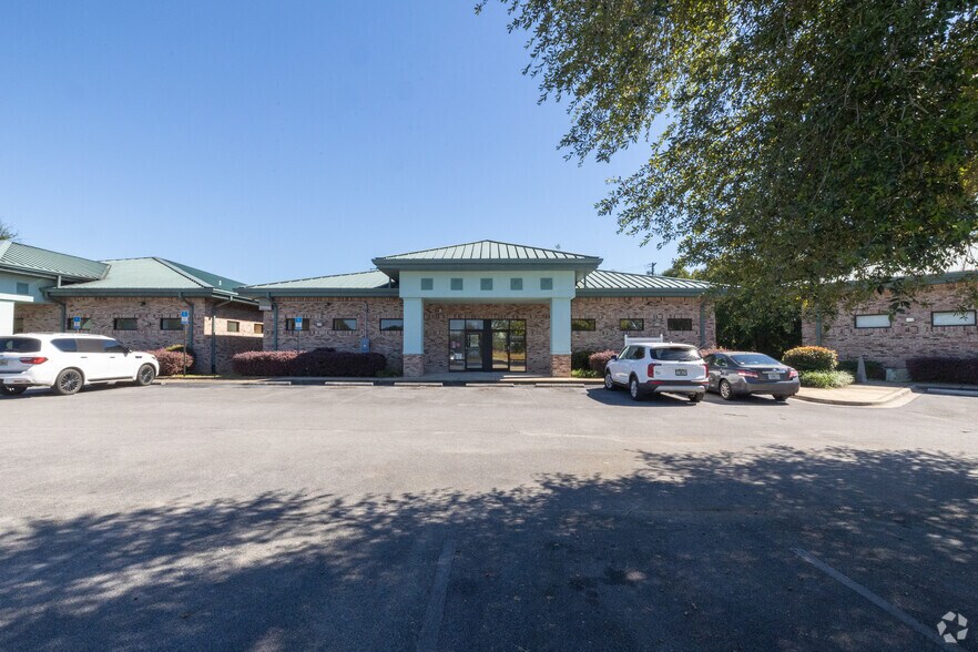 More Photos Of 700-710 Hospital Dr, Crestview Medical For Lease
