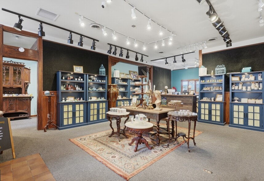 More Photos Of 65 Spring St, Eureka Springs General Retail For Sale