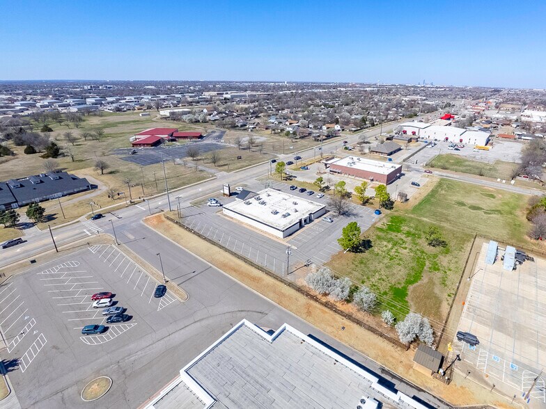 More Photos Of 400 N Eastern Ave, Moore Medical For Sale