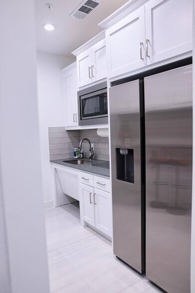 More Photos Of 2681 MacArthur Blvd, Lewisville Medical For Sale