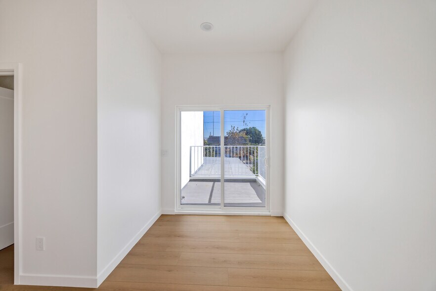 More Photos Of 10905 Dalerose Ave, Inglewood Multifamily For Sale