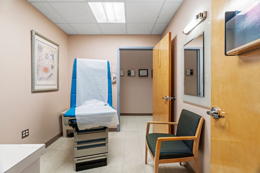 More Photos Of 2777 Hylan Blvd, Staten Island Office For Sale