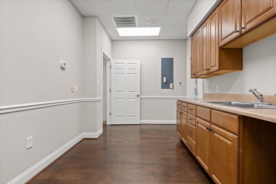 More Photos Of 7446 Shallowford Rd, Chattanooga Medical For Lease
