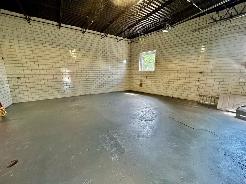 More Photos Of 1475 Massillon Rd, Akron Convenience Store For Lease