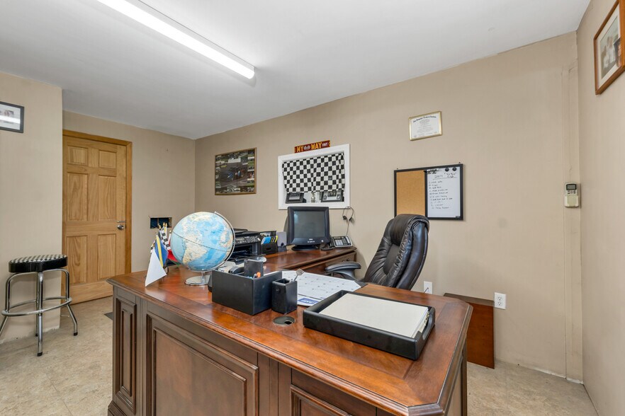 More Photos Of 14 Boynton Ln, Seabrook General Retail For Sale