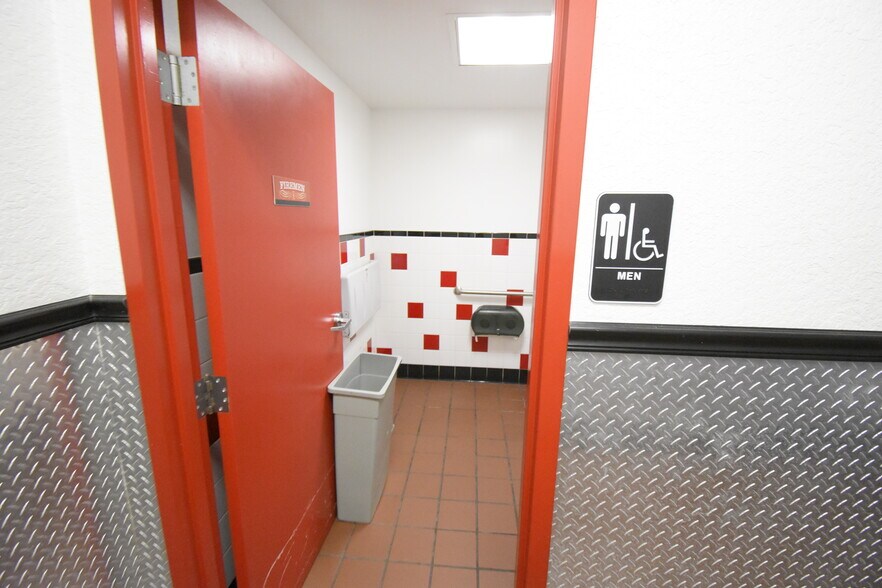 More Photos Of 253 N Bypass 35, Alvin Storefront For Lease