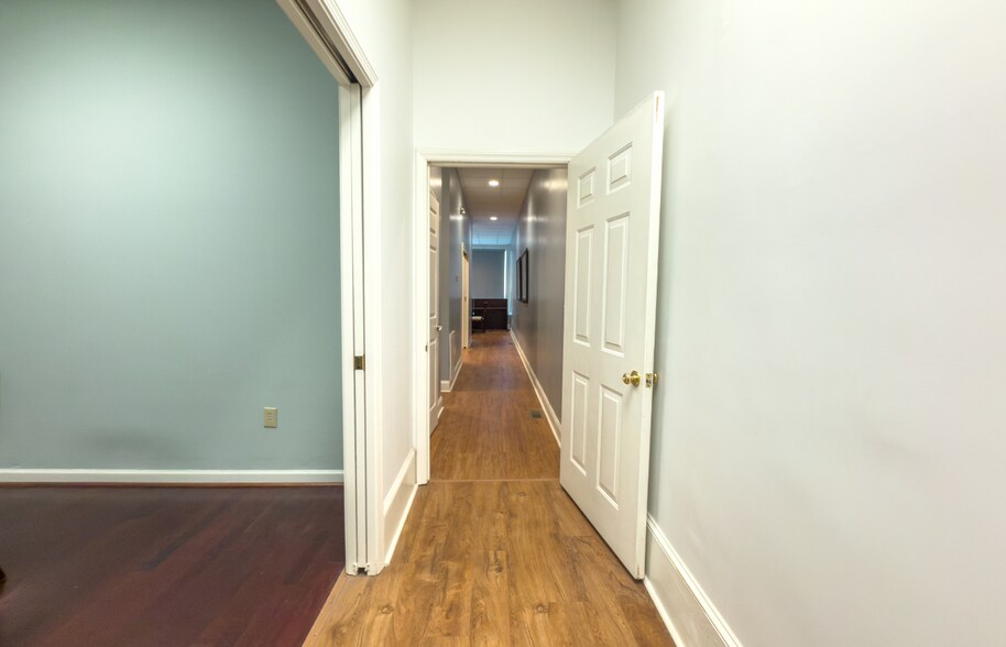 More Photos Of 111 E Main St, Salem Office Residential For Lease