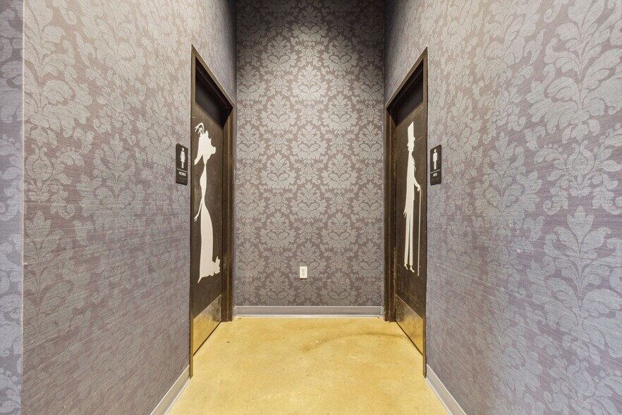 More Photos Of 340 Singleton Blvd, Dallas Restaurant For Lease