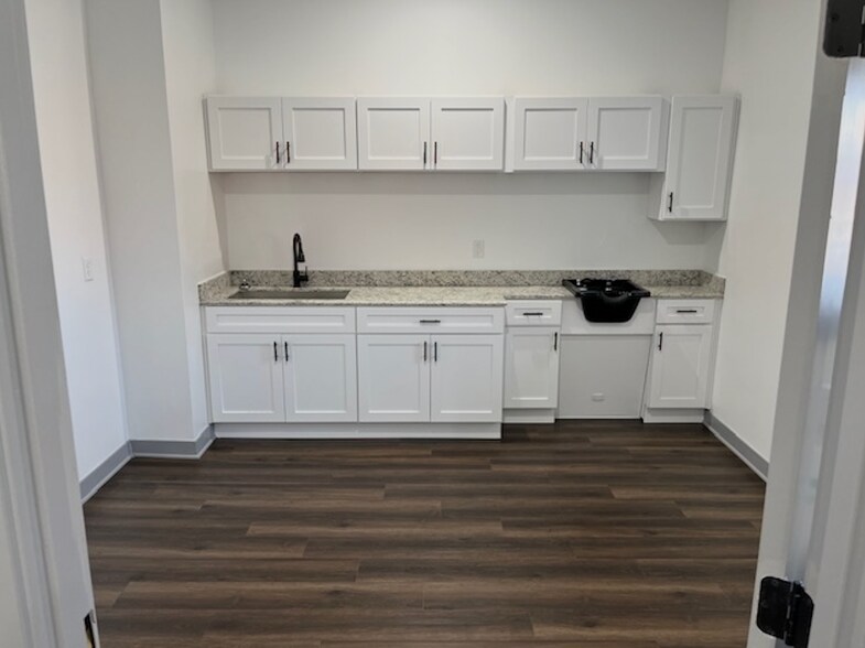 More Photos Of 28 W 9th St, Anderson General Retail For Sale