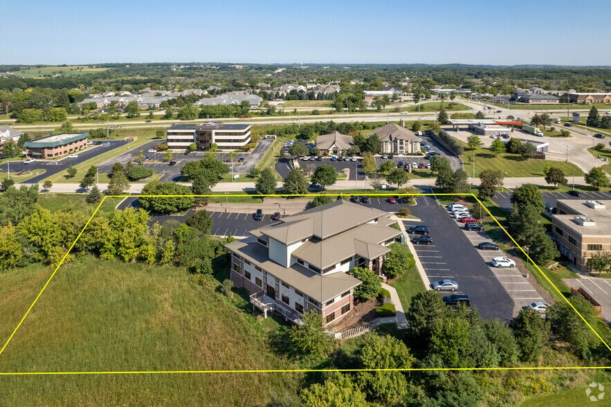 More Photos Of 1166 Quail Ct, Pewaukee Office For Lease