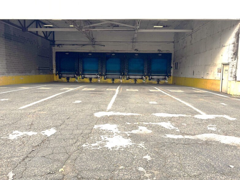 More Photos Of 9930 N Burgard Way, Portland Warehouse For Lease