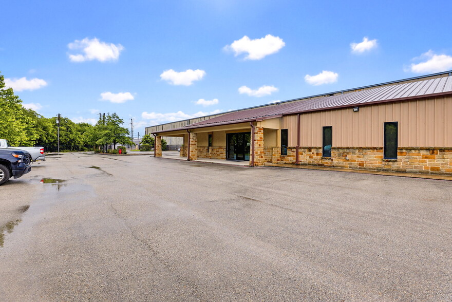 More Photos Of 11550 N North Loop Rd, San Antonio Warehouse For Sale