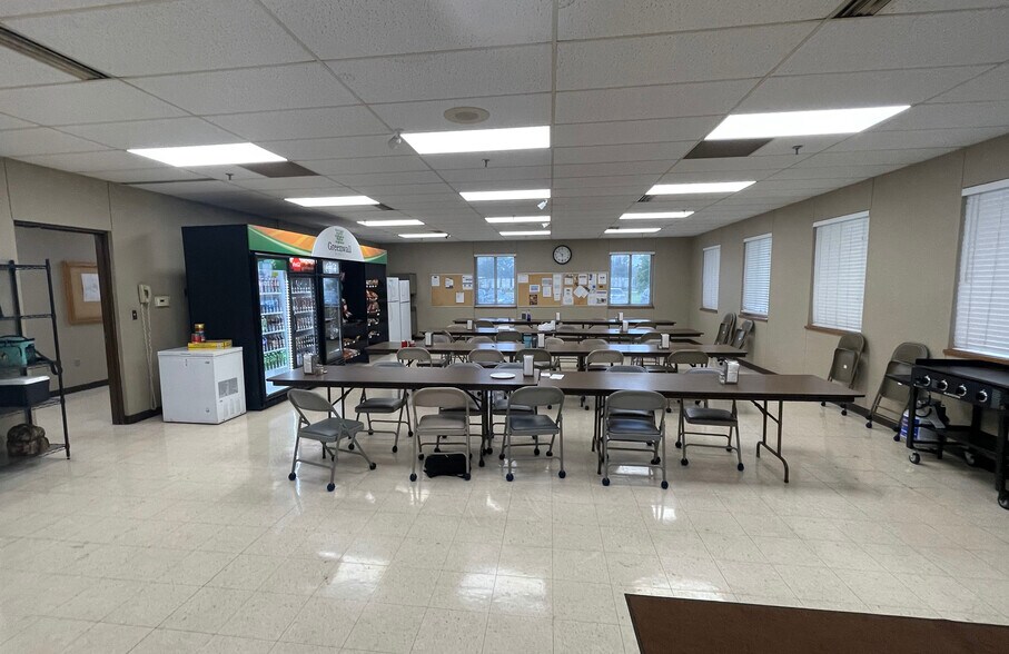 More Photos Of 1676 Rowe Pky, Poplar Bluff Industrial For Sale