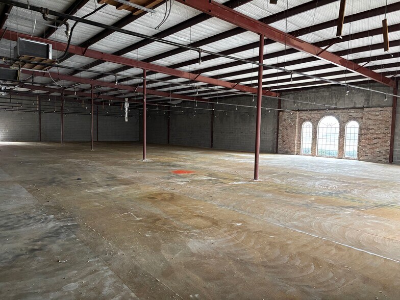 More Photos Of 201 N Pacific St, Conroe Freestanding For Lease