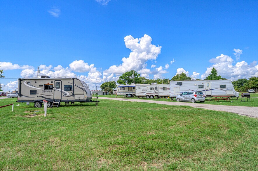 More Photos Of 19691 US Highway 77, Thackerville Trailer Camper Park For Sale