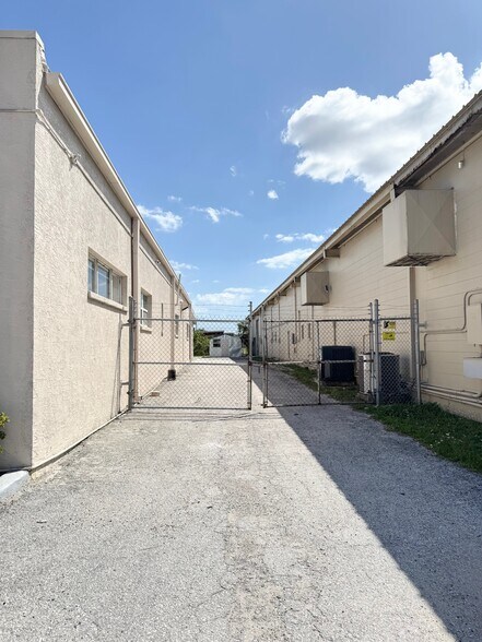 More Photos Of 3160 N 46th Ave, Saint Petersburg Warehouse For Sale