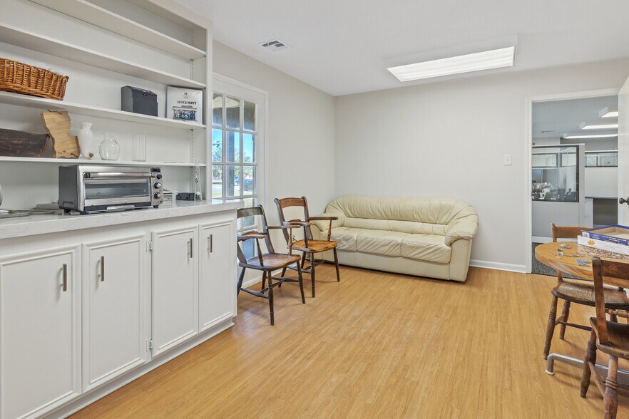 More Photos Of 1628 Ryan St, Lake Charles Office For Lease