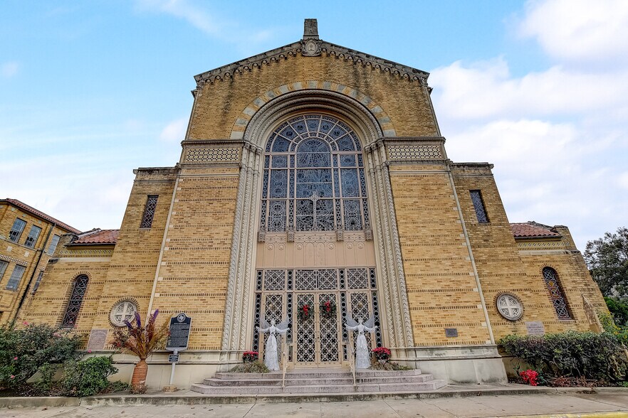 More Photos Of 1110 Guadalupe St, Austin Religious Facility For Lease