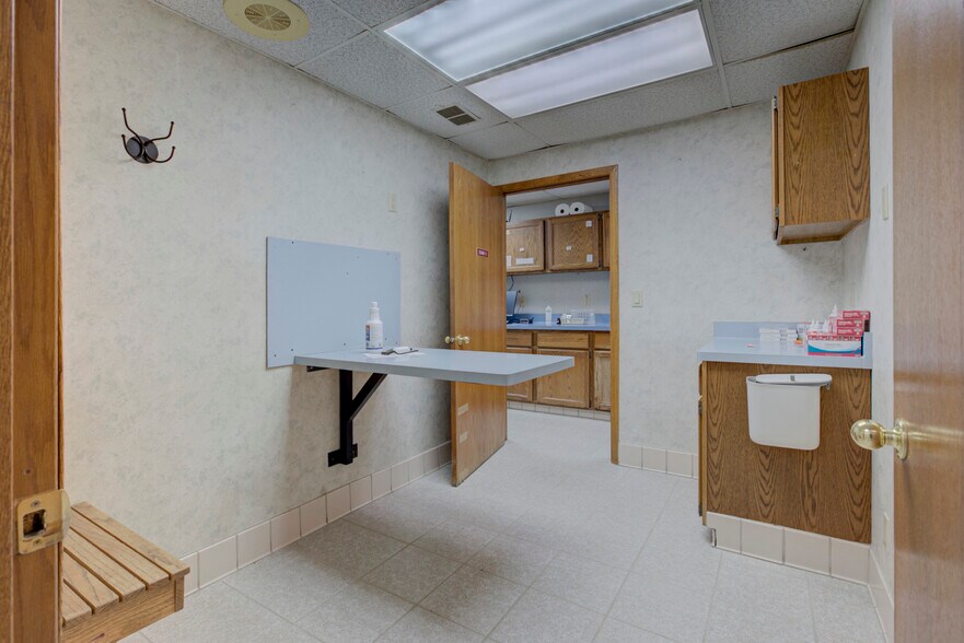 More Photos Of 2321 W Wisconsin Ave, Appleton Veterinarian Kennel For Sale
