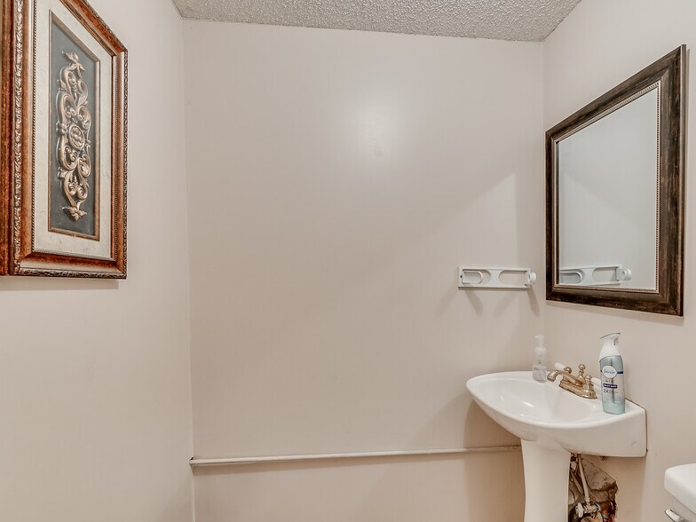 More Photos Of 1420 Linwood Blvd, Oklahoma City Office For Sale