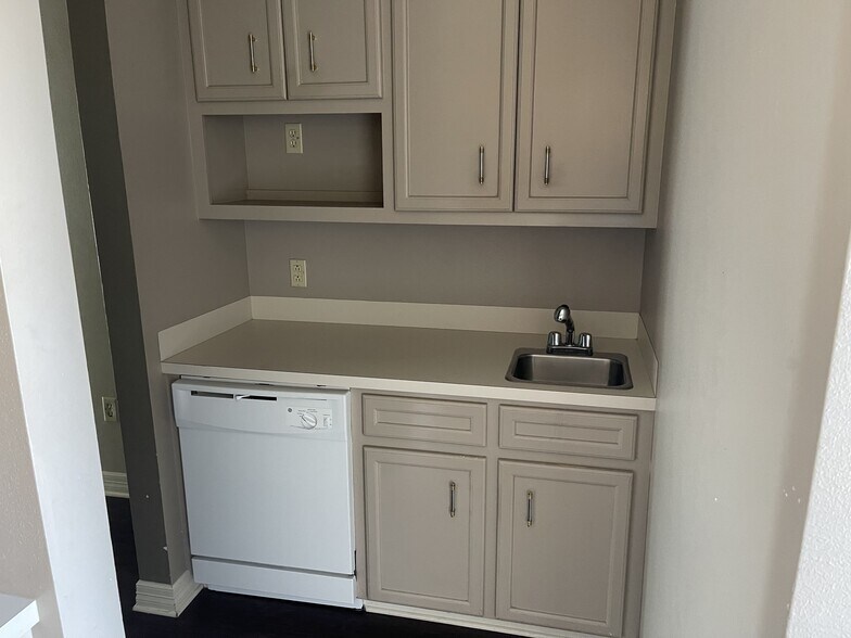 More Photos Of 404 University Dr E, College Station General Retail For Lease