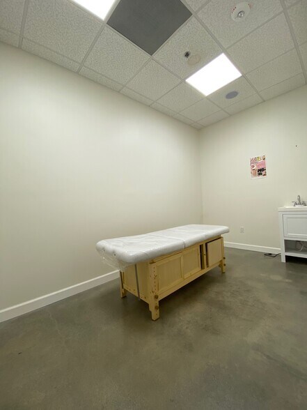 More Photos Of 450 S Western Ave, Los Angeles Freestanding For Lease