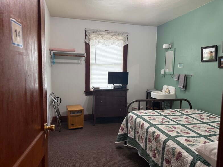 More Photos Of 218 Commercial Ave, Wallace Hotel For Sale