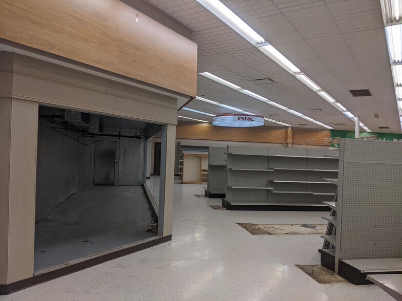 More Photos Of 10 W National Rd, Vandalia Drugstore For Lease