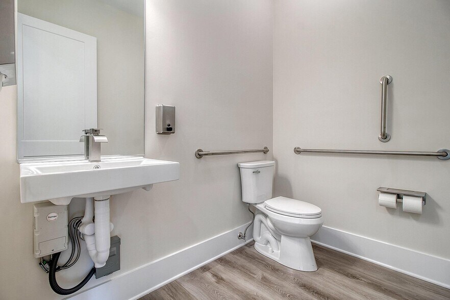 More Photos Of 208 N Cedar St, Summerville Office For Sale