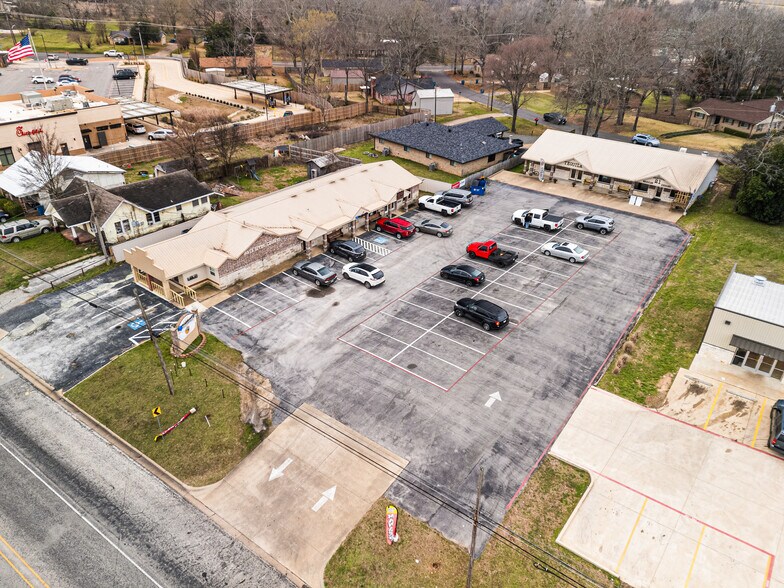More Photos Of 2004-2006 Jacksonville Dr, Henderson Freestanding For Sale