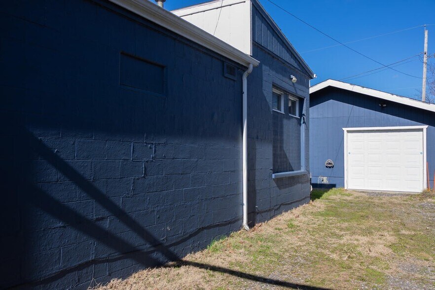 More Photos Of 427 S Whittaker St, New Buffalo Storefront For Sale