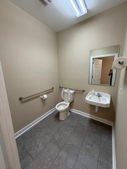 More Photos Of 1662 E Booker Dairy Rd, Smithfield Office For Lease
