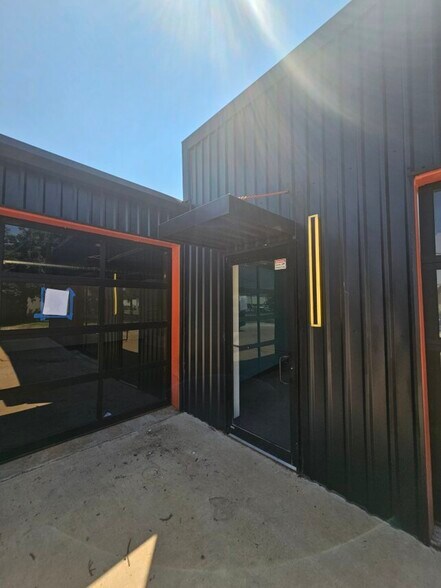 More Photos Of 8709 N Western Ave, Oklahoma City Office For Lease