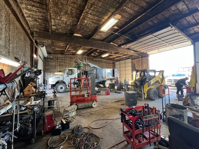 More Photos Of 3226 N Main St, Cleburne Warehouse For Lease