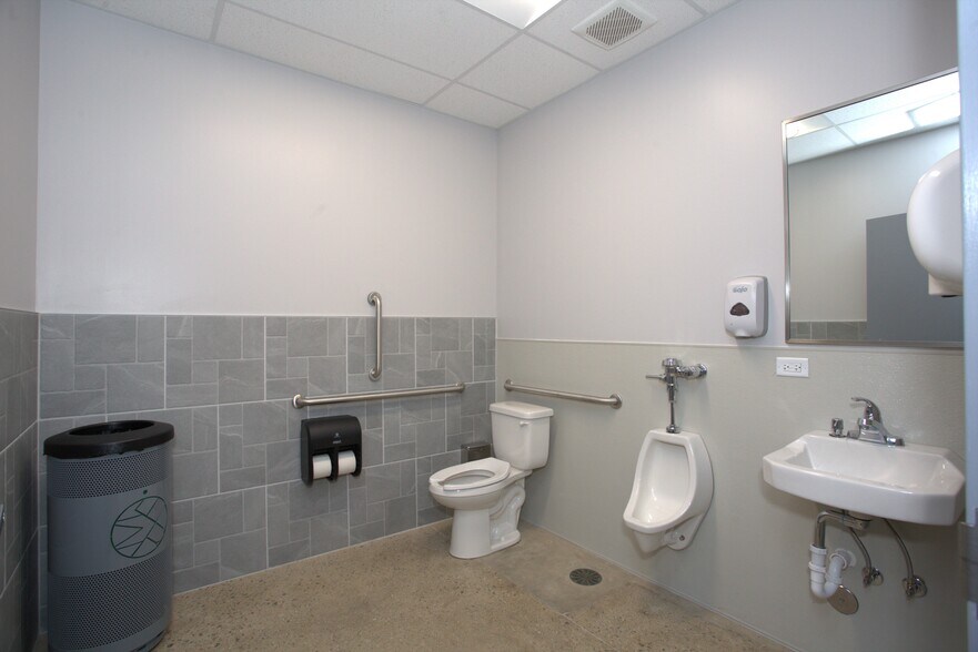 More Photos Of 1657 N Kostner Ave, Chicago Warehouse For Lease