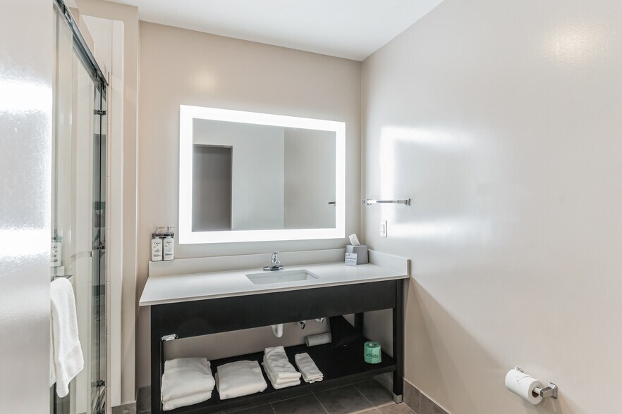 More Photos Of 4 Reynolds Mountain Blvd, Asheville Hotel For Sale