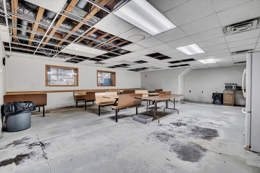 More Photos Of 202 1st St S, Kalona Manufacturing For Sale