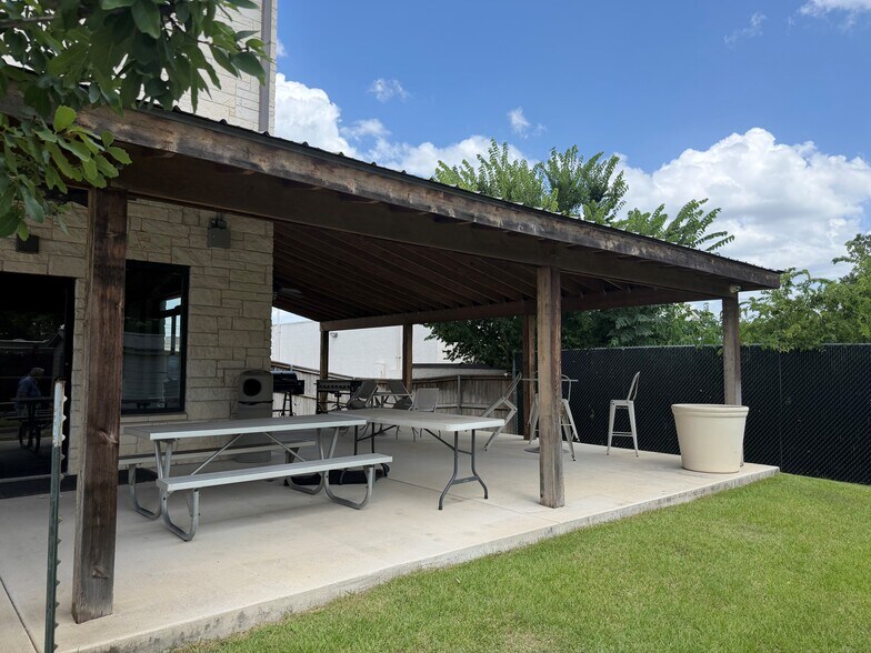 More Photos Of 1212 Chisholm Trail Rd, Round Rock Light Distribution For Lease