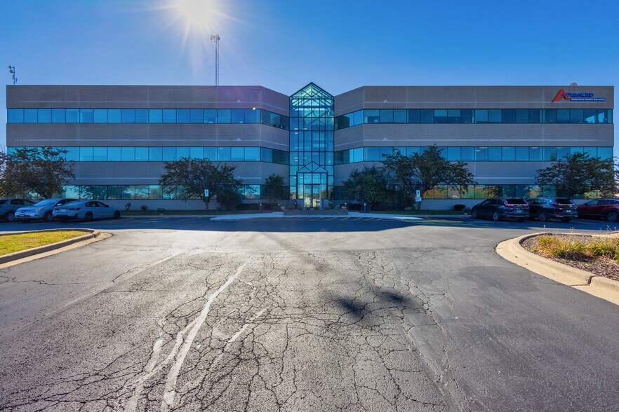More Photos Of 1952 Mcdowell Rd, Naperville Business Park For Lease