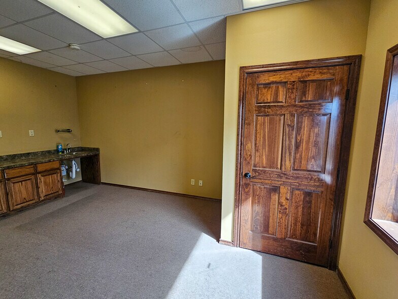 More Photos Of 1650 Vision Dr, Abilene Flex For Lease