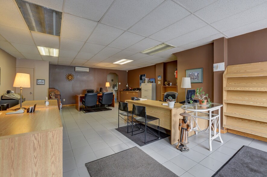 More Photos Of 89 Boul Henri-Bourassa O, Montréal Specialty For Sale