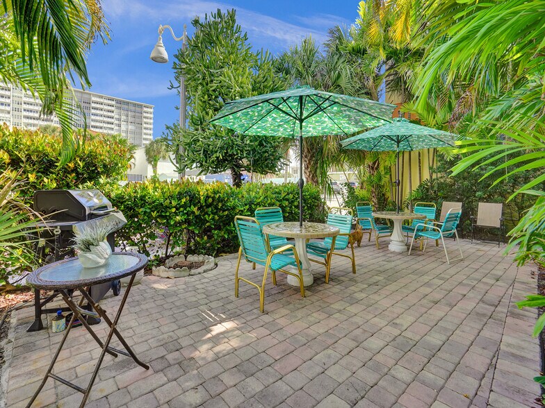 More Photos Of 326 Coolidge St, Hollywood Hotel For Sale