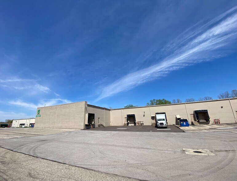 More Photos Of 990-1030 Freeway Dr N, Columbus Warehouse For Lease